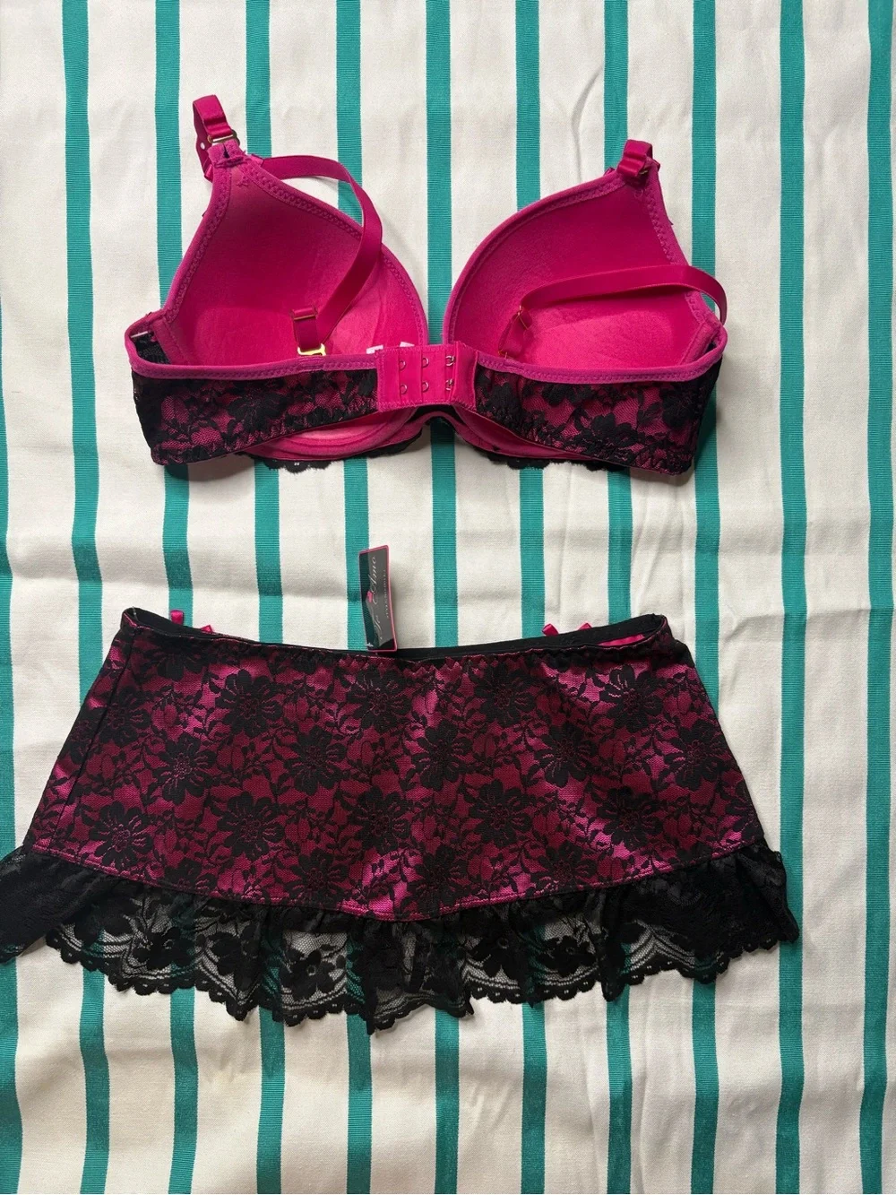 NWT Te Amo Convertible Black and Pink Lace Bra and Skirted Panty Lingerie Set